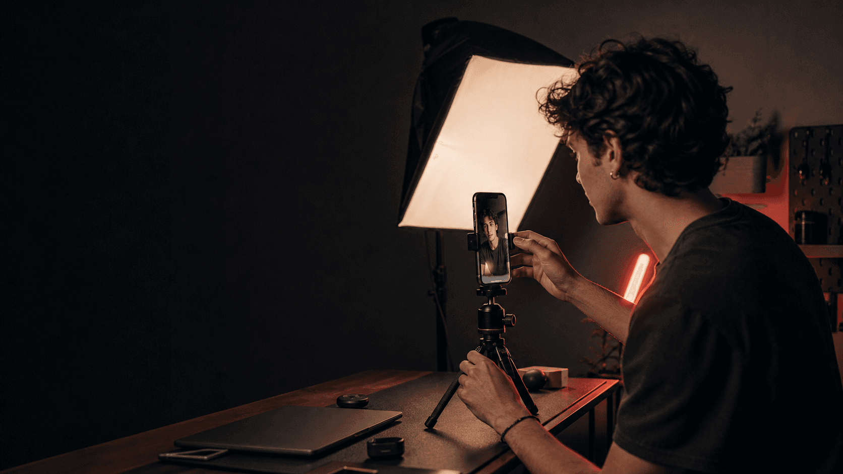 Créateur qui filme une vidéo verticale avec son téléphone